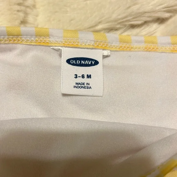 Old Navy 2-Piece Swimsuit and Sun Hat for Baby - Size 3-6M - Picture 6 of 9